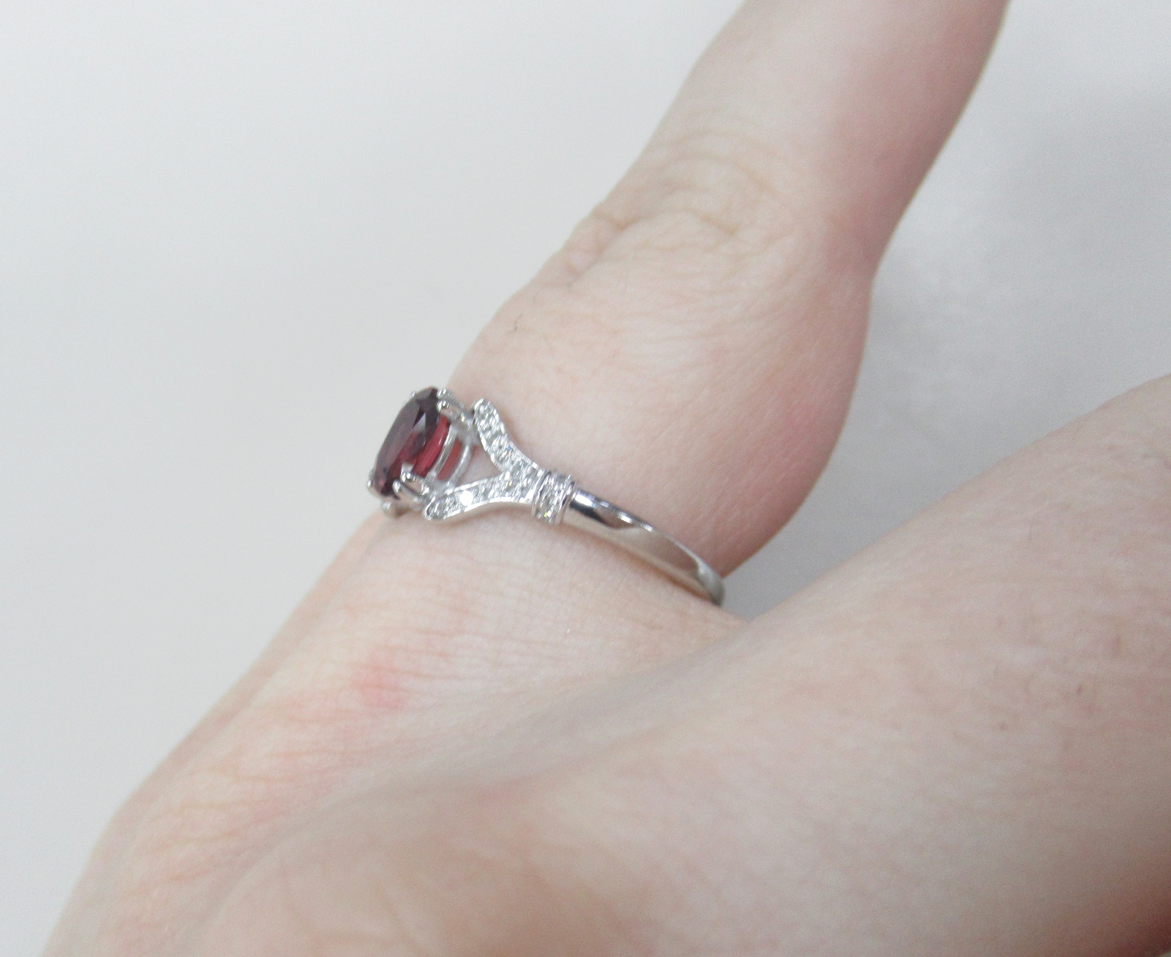 Кольцо из белого золота с красной шпинелью